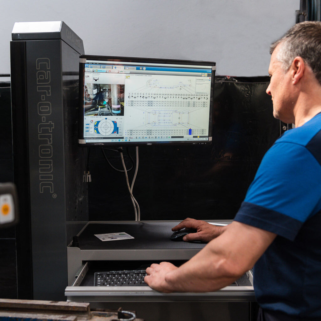 Technician using the PPG MoonWalk paint mixing system